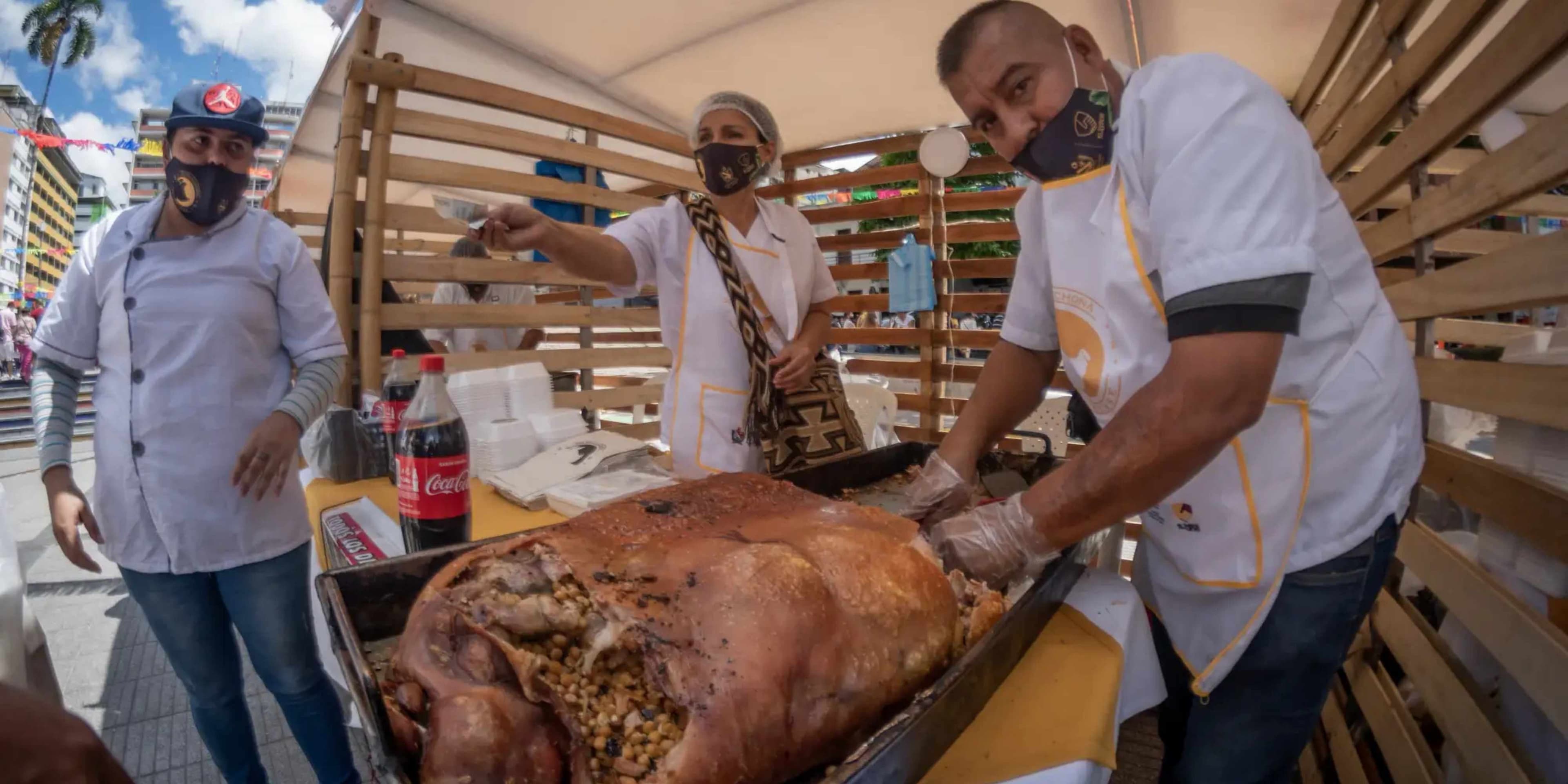 Degusta la mejor lechona del mundo & aprende a bailar