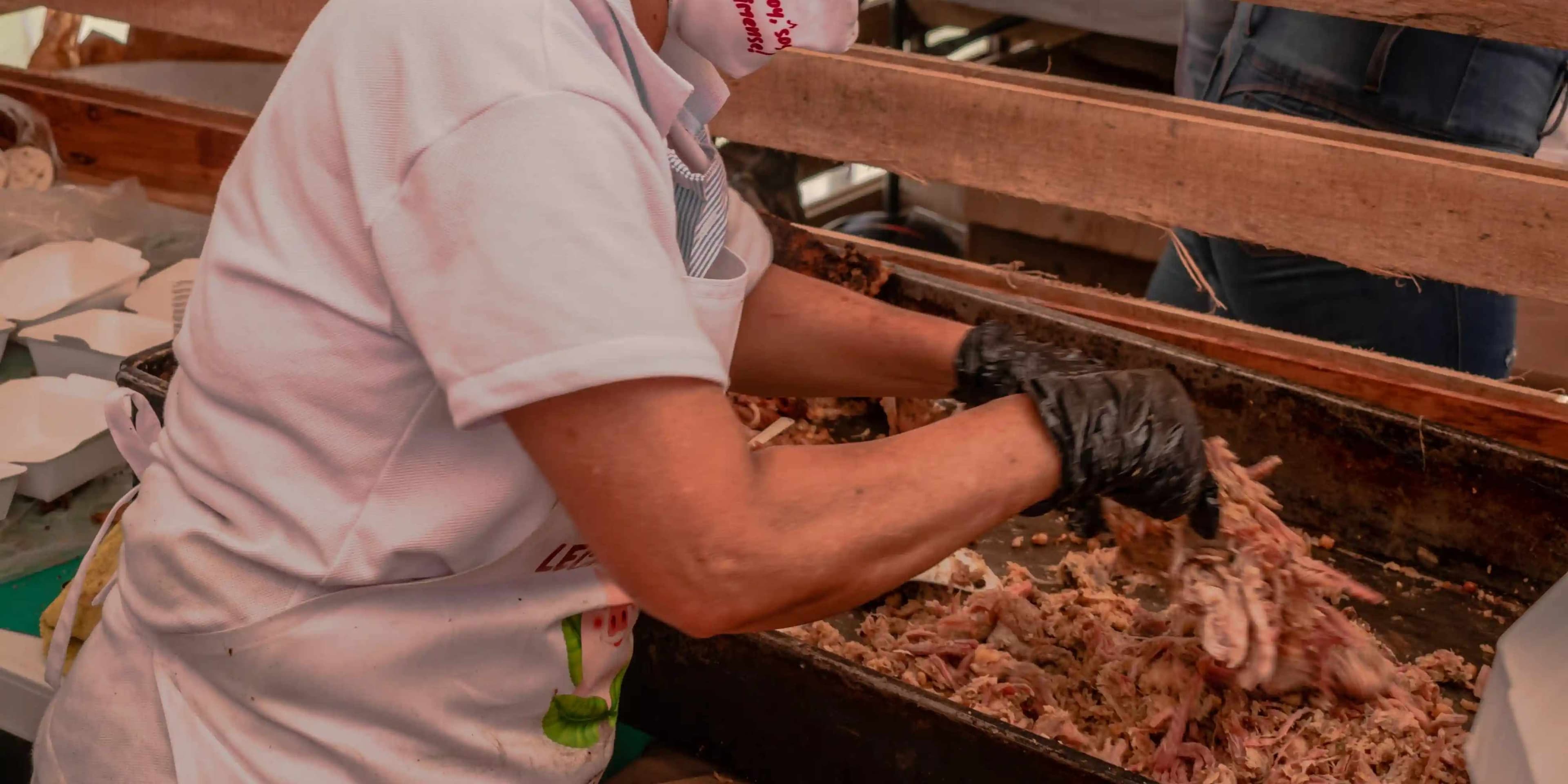 Degusta la mejor lechona del mundo & aprende a bailar